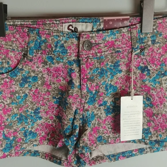 SO Wear It Declare It Womens Floral Print Jean Shorts - Picture 3 of 5